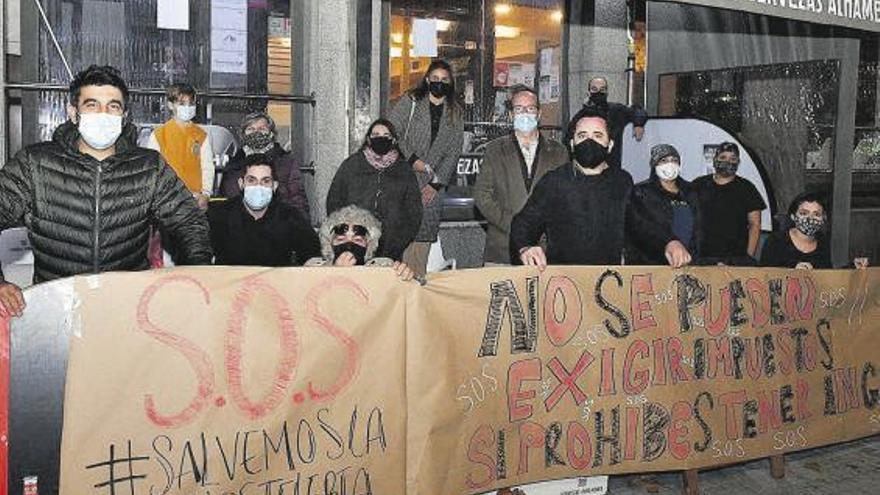 Hosteleros de Manuel Murguía, el pasado miércoles tras el anuncio del cierre del sector.