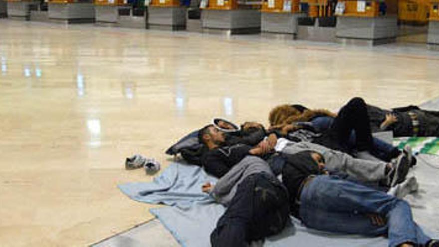 Varios jóvenes belgas duermen en la terminal de facturación del aeropuerto de Lanzarote. i A. P.