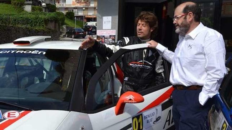 Emilio Criado, con Óscar Freire, tres veces campeón del mundo de ciclismo.