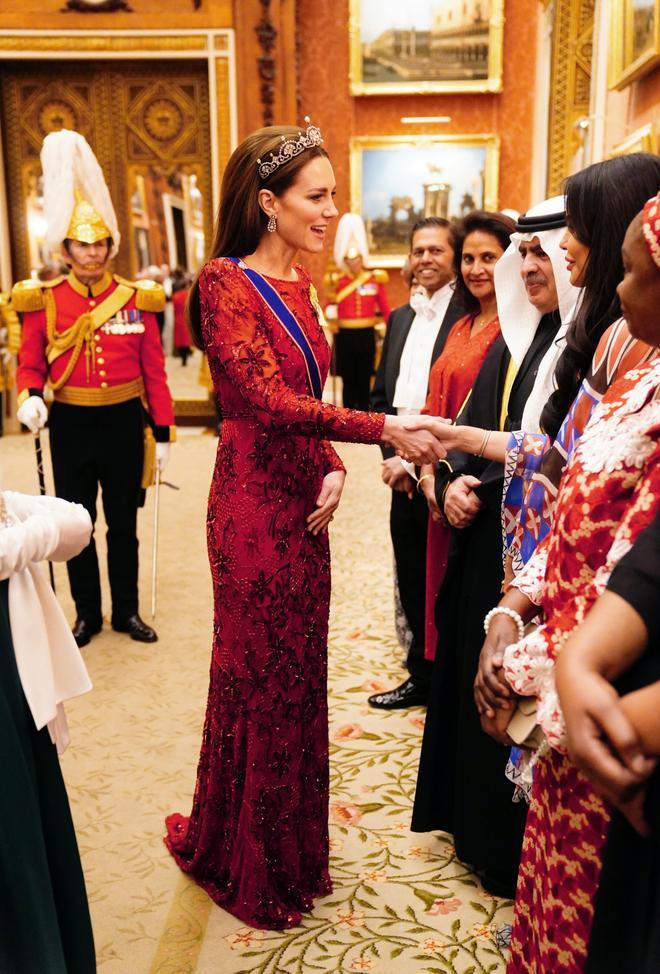 Kate Middleton con vestido joya y la tiara de loto