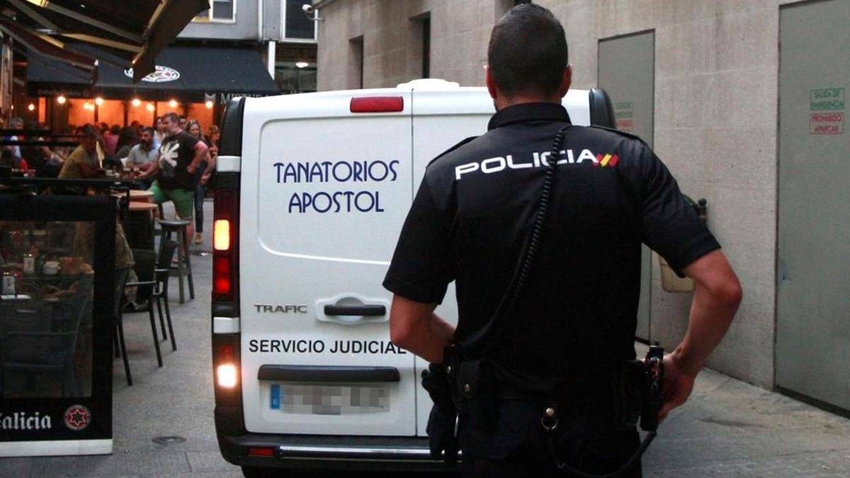 Un agente de la Policía Nacional en el lugar en el que un hombre ha sido detenido por la muerte de su mujer.