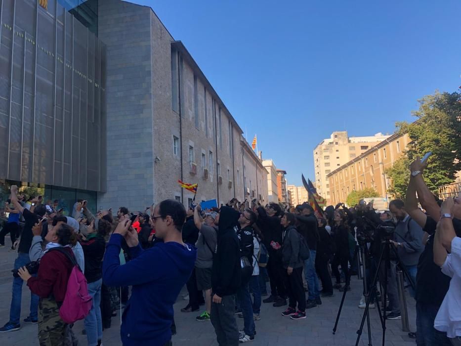 Els CDR retiren la bandera espanyola de la seu de la Generalitat a Girona