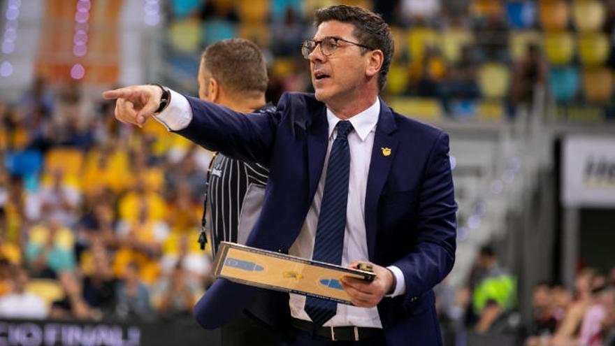 Fotis Katsikaris da instrucciones mientra sostiene su pizarra