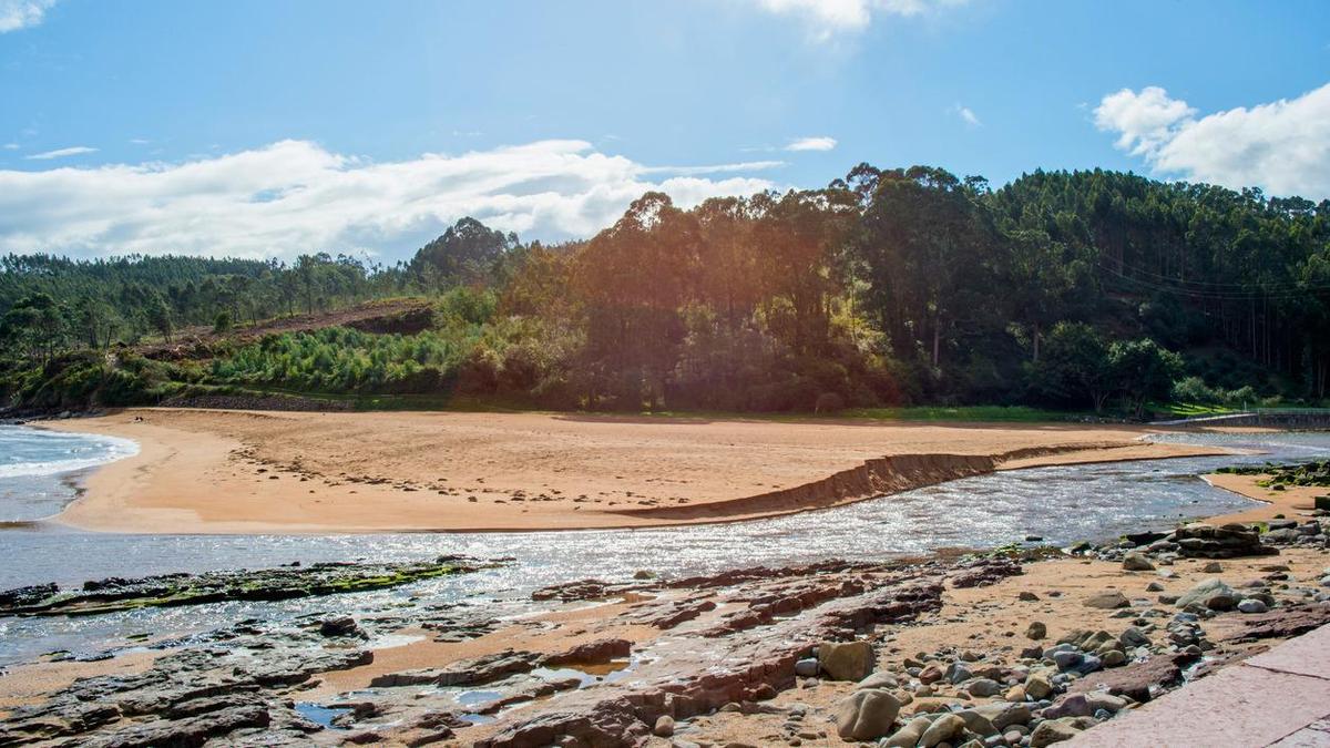 La playa de Asturias donde contemplar pisadas de dinosaurio