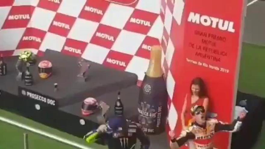 Marc Márquez hace un Simeone en el podio del GP de Argentina