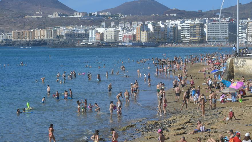 ¿Por qué la playa de Las Canteras ha perdido la Bandera Azul?