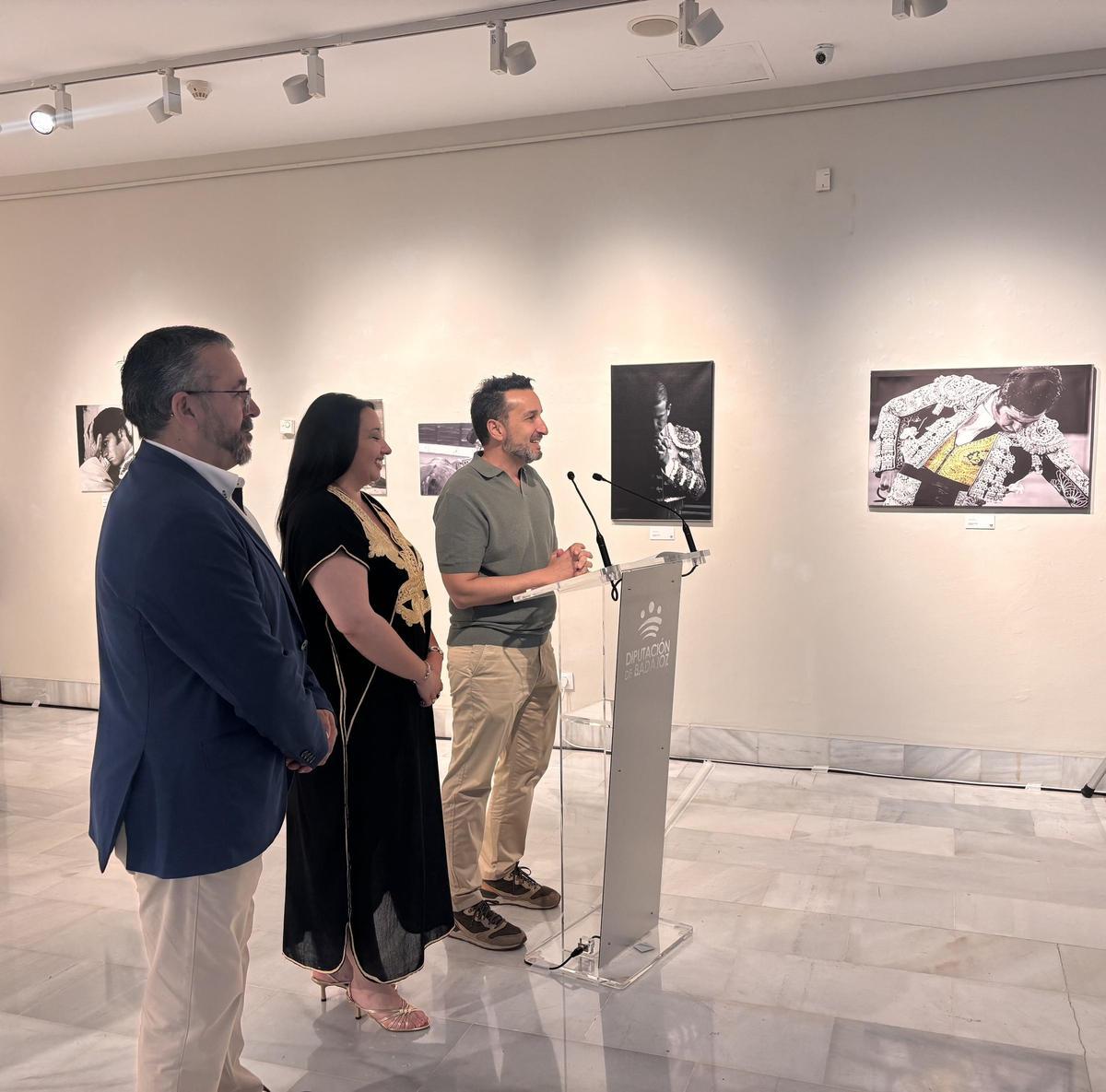 El fotógrafo Victor Pinto junto al diputado del Área de Cultura de la Diputación, Ricardo Cabezas en la inauguración de la exposición