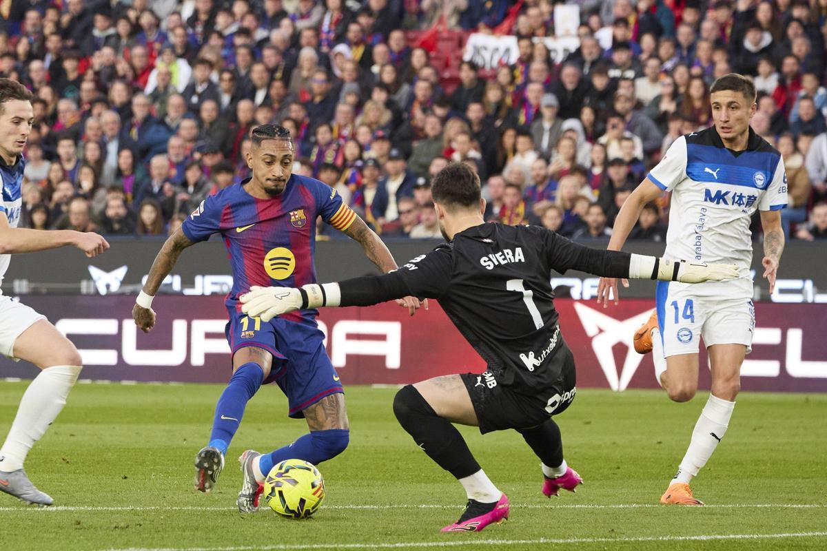 Raphinha, ante el Alavés