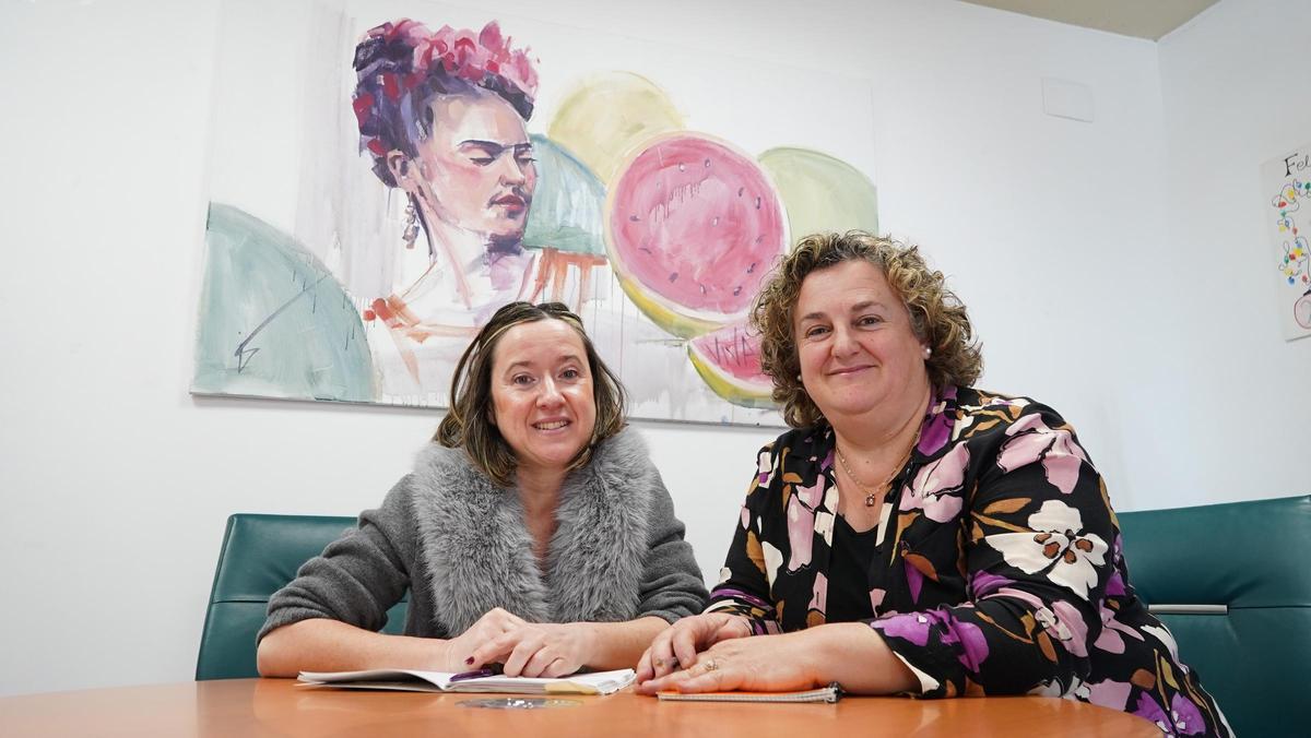 La edil Pilar Santianes y la técnico de la concejalía, Consuelo Urdangaray, durante la presentación de la iniciativa.