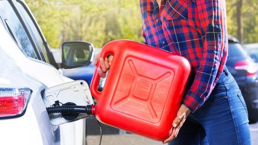 ¿Qué hago si el coche se queda sin gasolina en medio de la carretera?