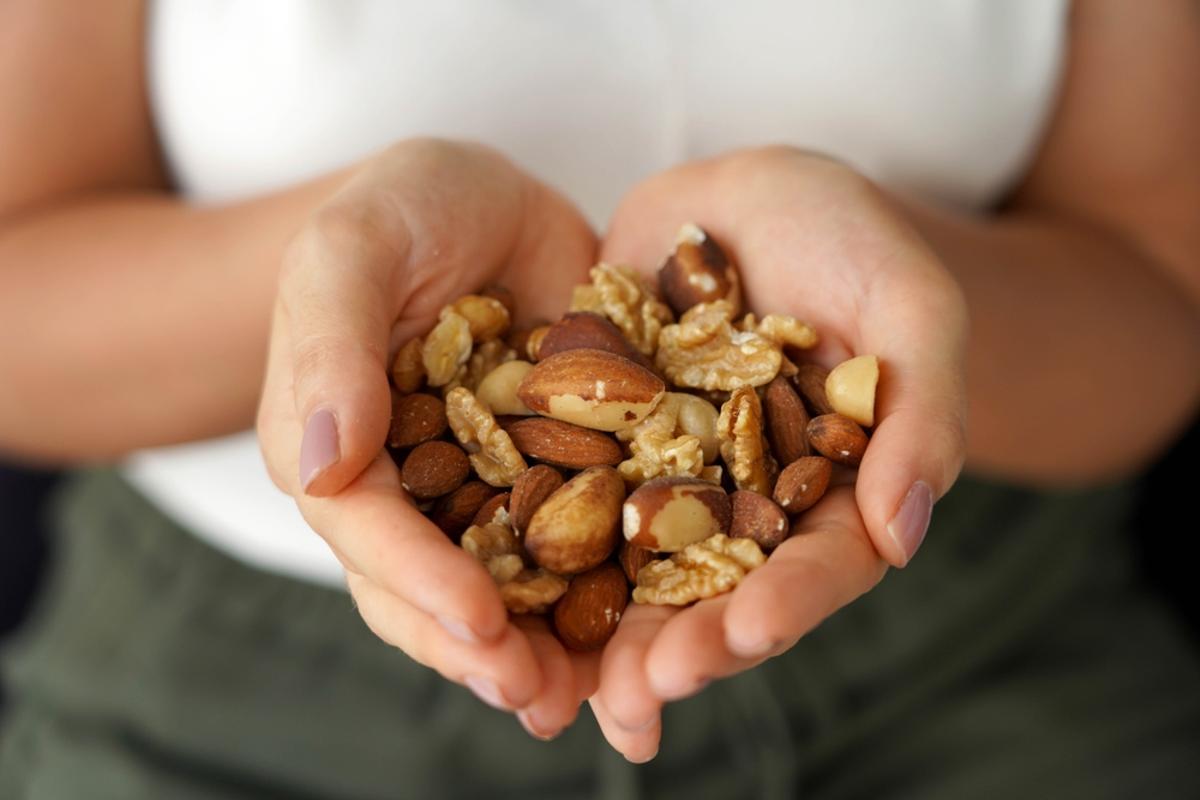 En porciones pequeñas, los frutos secos son un snack ideal para tu salud.