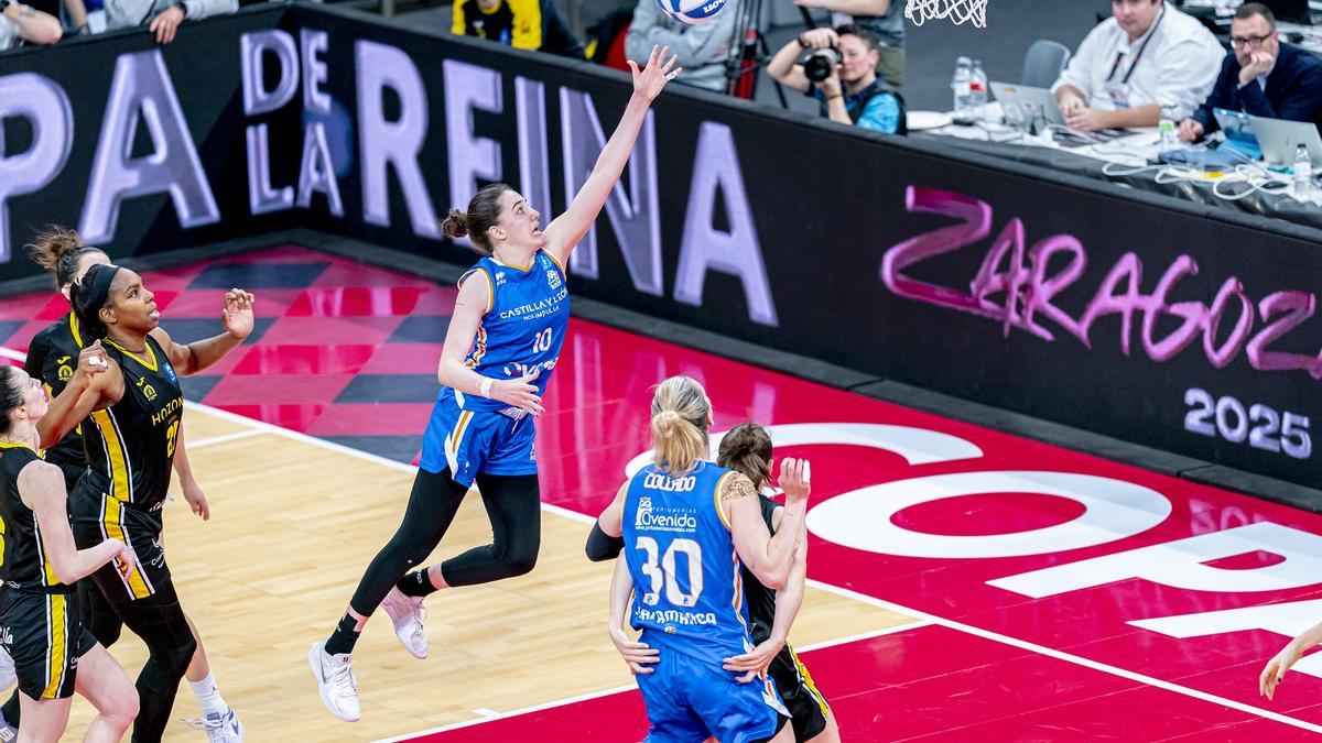 Iyana Martín trata de encestar en la final de la Copa de la Reina