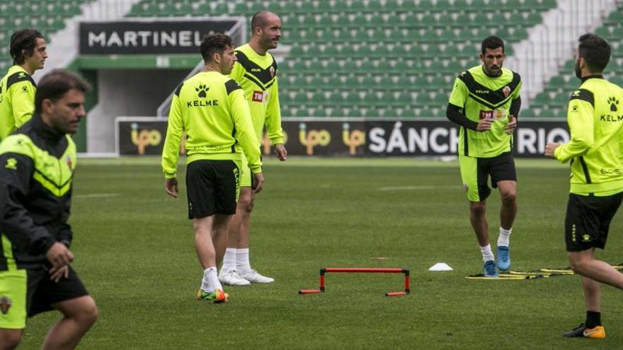 Los jugadores del Elche, durante un entrenamiento en el Martínez Valero