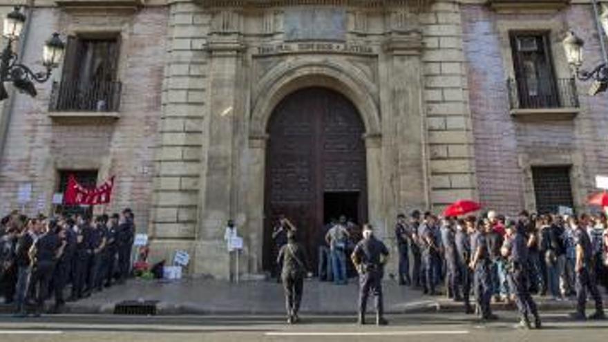 La puerta del TSJ se ha llenado esta mañana de extrabajadores y periodistas.