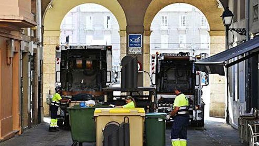 Operarios del servicio de recogida de basuras.