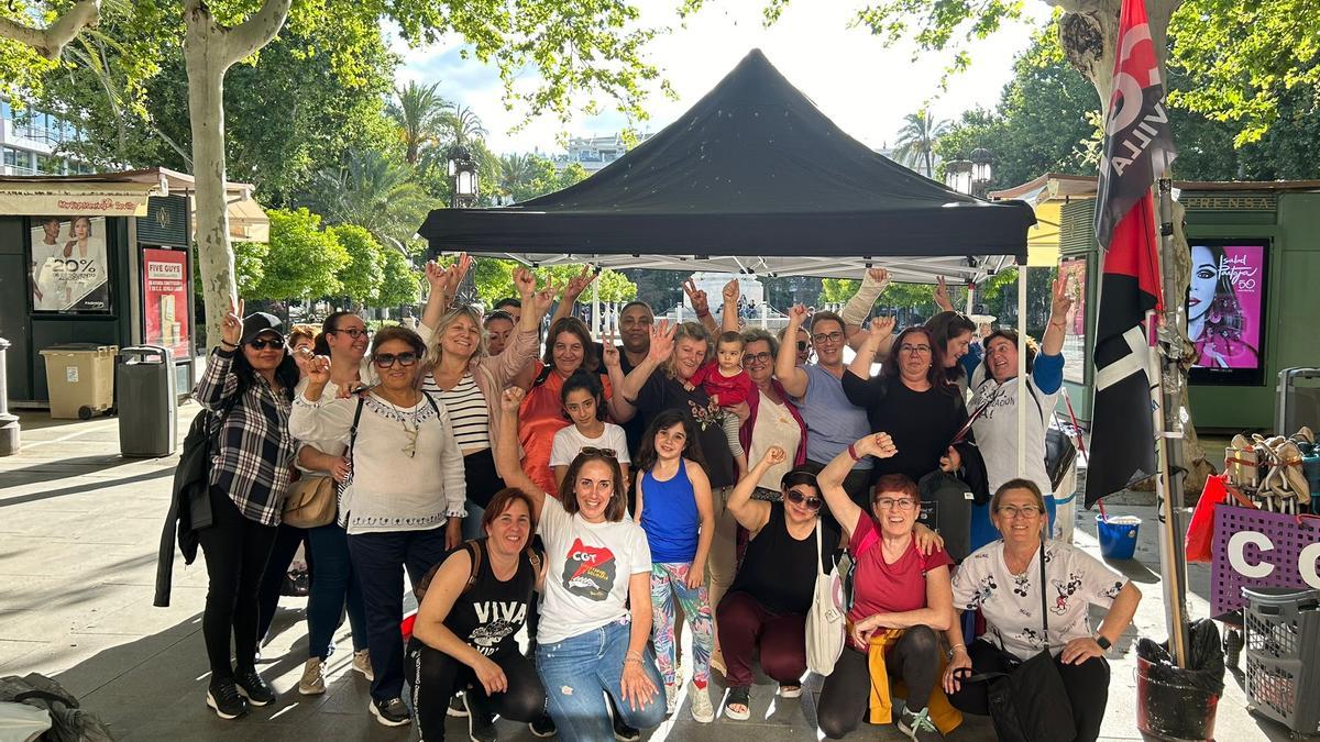 Las trabajadoras del SAD, tras la reunión con el Ayuntamiento de Sevilla después de 36 jornadas de acampada