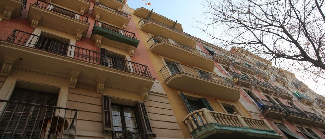 Fachada del edificio situado en el níumero 102 de la calle de Villarroel.