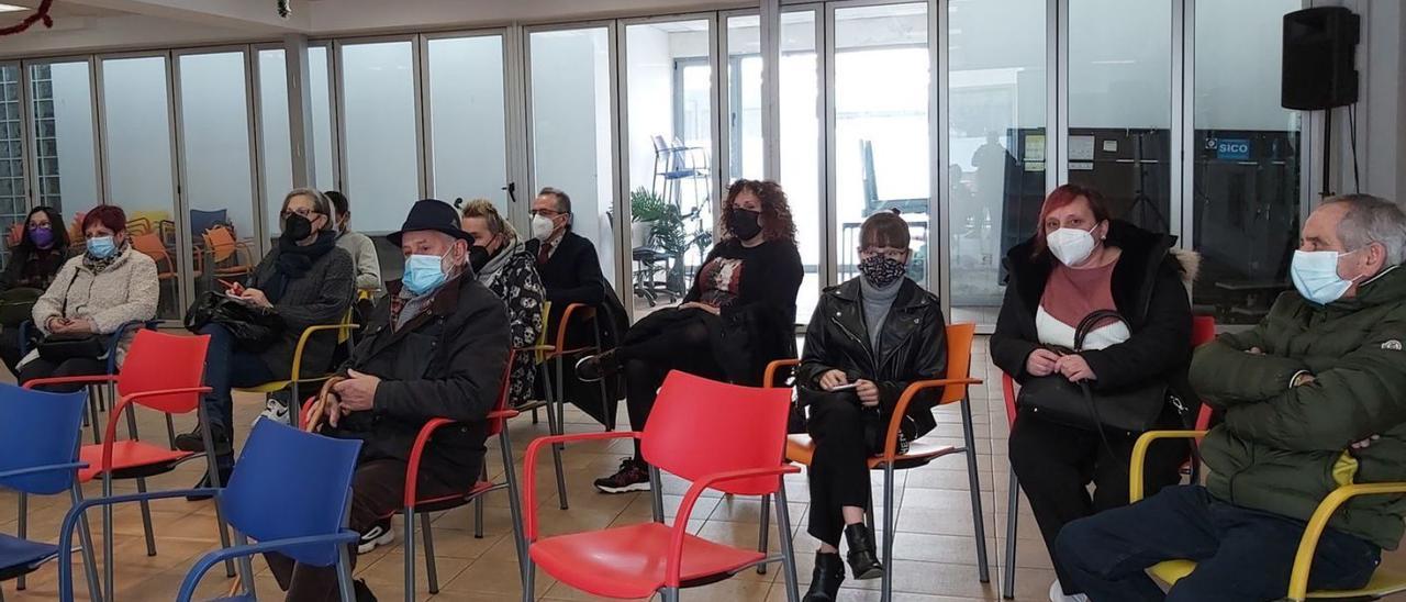 Varios de los colectivos asistentes a la reunión convocada en el centro social de Sotrondio. | E. P.