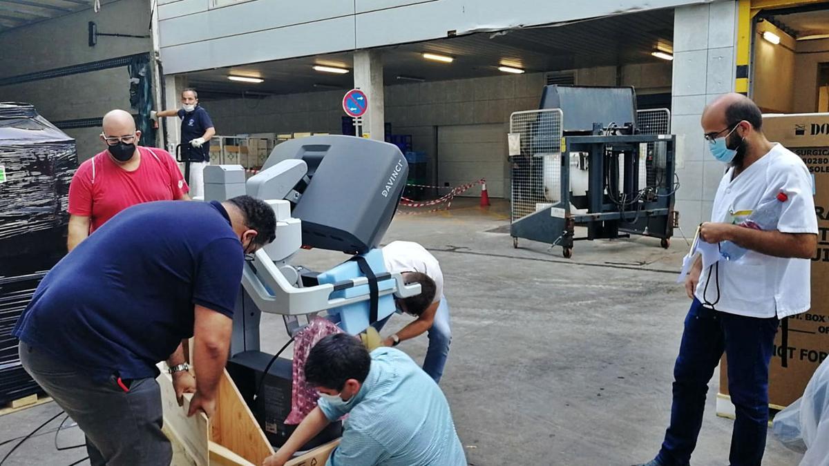 Descarga del primer robot Da Vinci en el Hospital Reina Sofía de Murcia