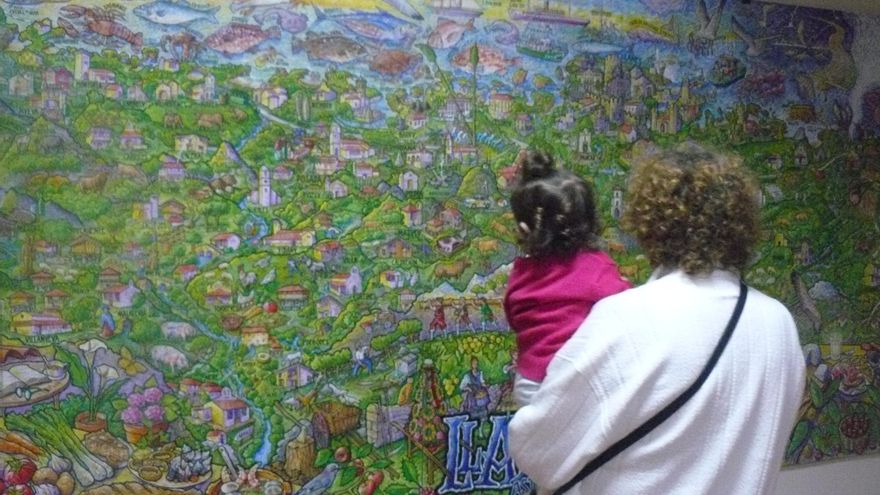 Llanes cabe en un mapa: así es el espectacular mural del pintor llanisco Carrero del Álamo