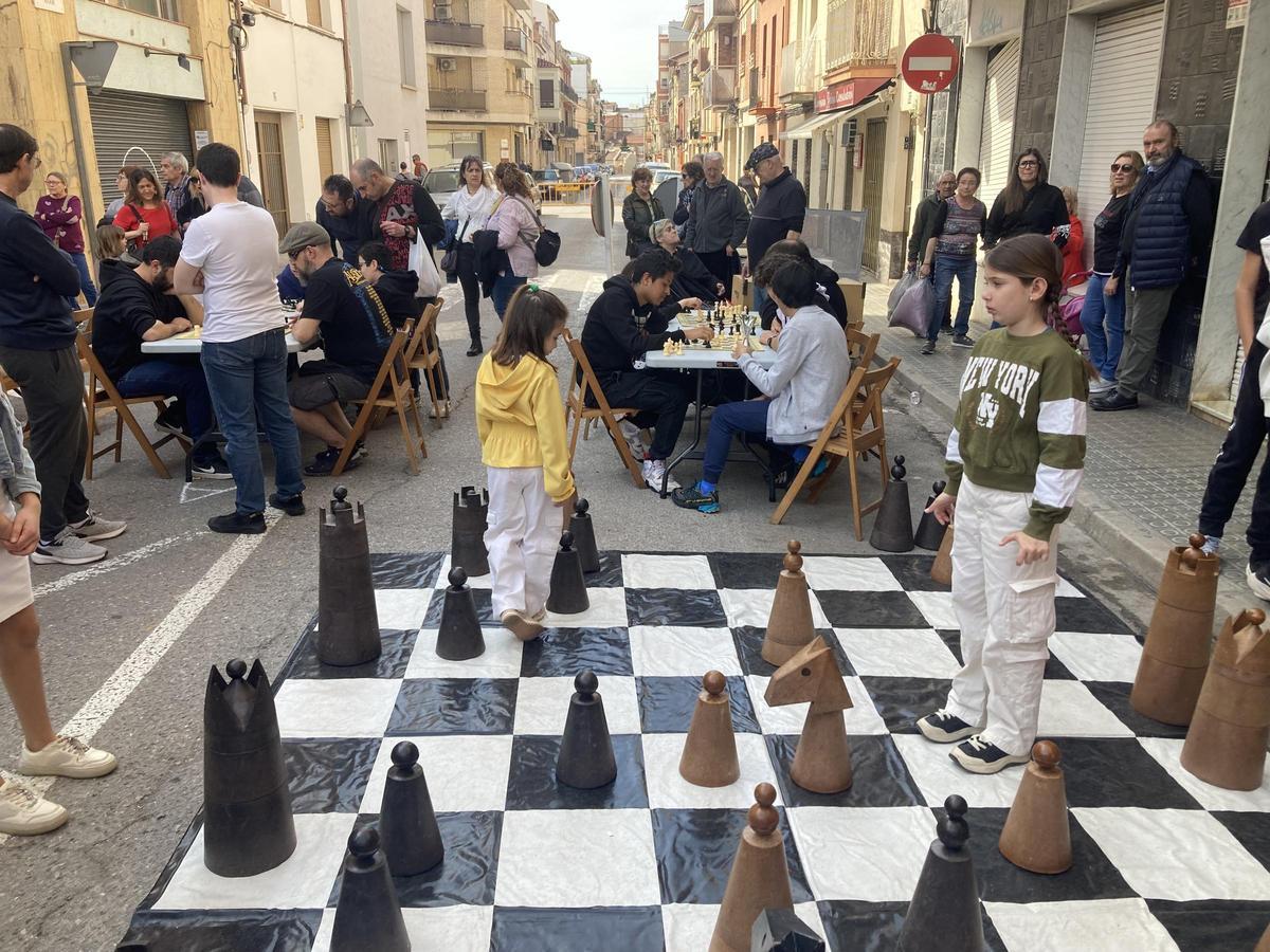 S'han muntat partides d'escacs a la plaça de Mossèn Vidal