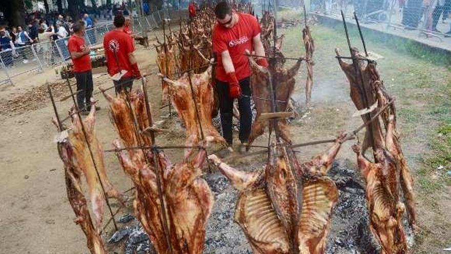 Asado de los carneiros en la anterior edición. // R. V,