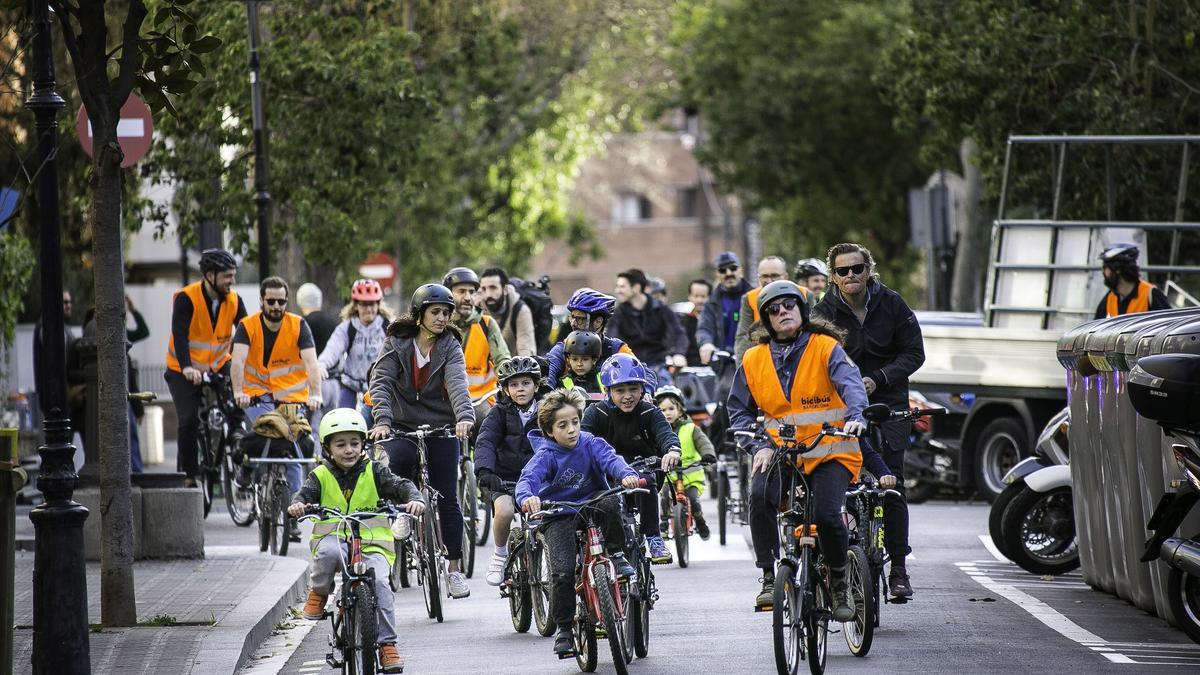 La línea de bicibús de Tres Torres, el pasado viernes, celebrando su segundo aniversario de ruta ciclista escolar