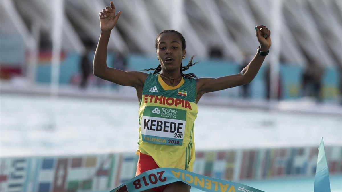 La atleta etiope Kebede celebra su triunfo y su récord mundial en Valencia.