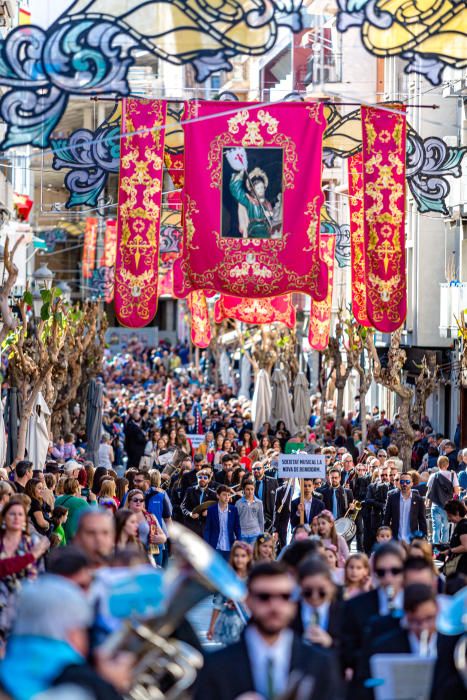 Más de 500 músicos marcan el ritmo en el inicio de las Fiestas de Benidorm