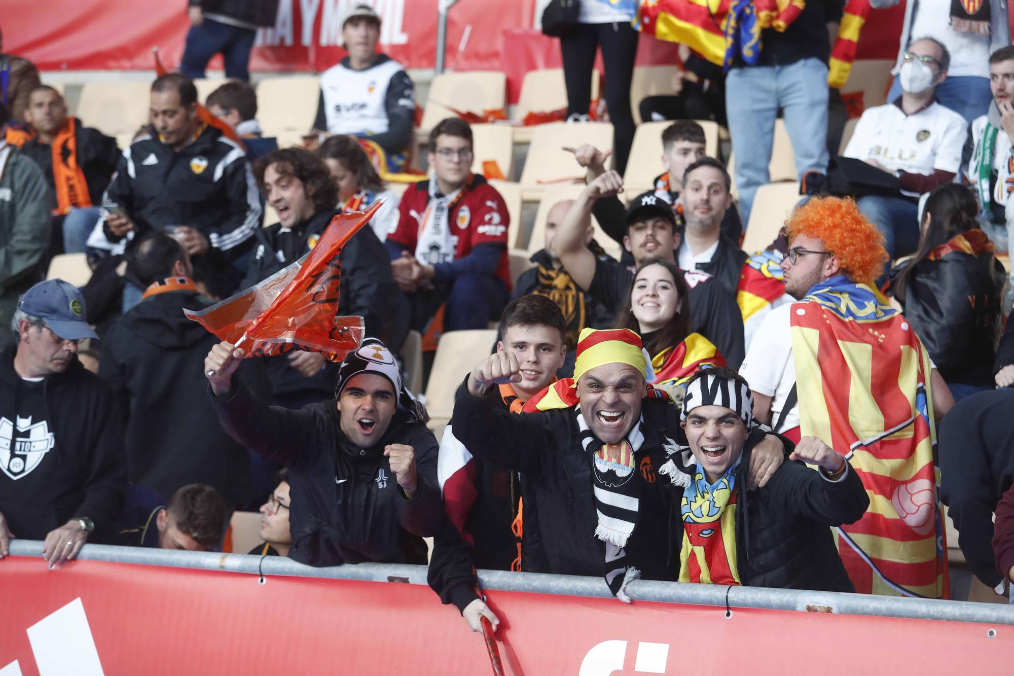 La afición valencianista llena de color el estadio de La cartuja