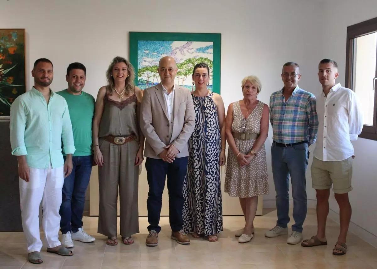 Imagen de los miembros del equipo de gobierno, el día de la toma de posesión de Ramis. El delfín del alcalde, Joan B. Munar, es el segundo por la izquierda.