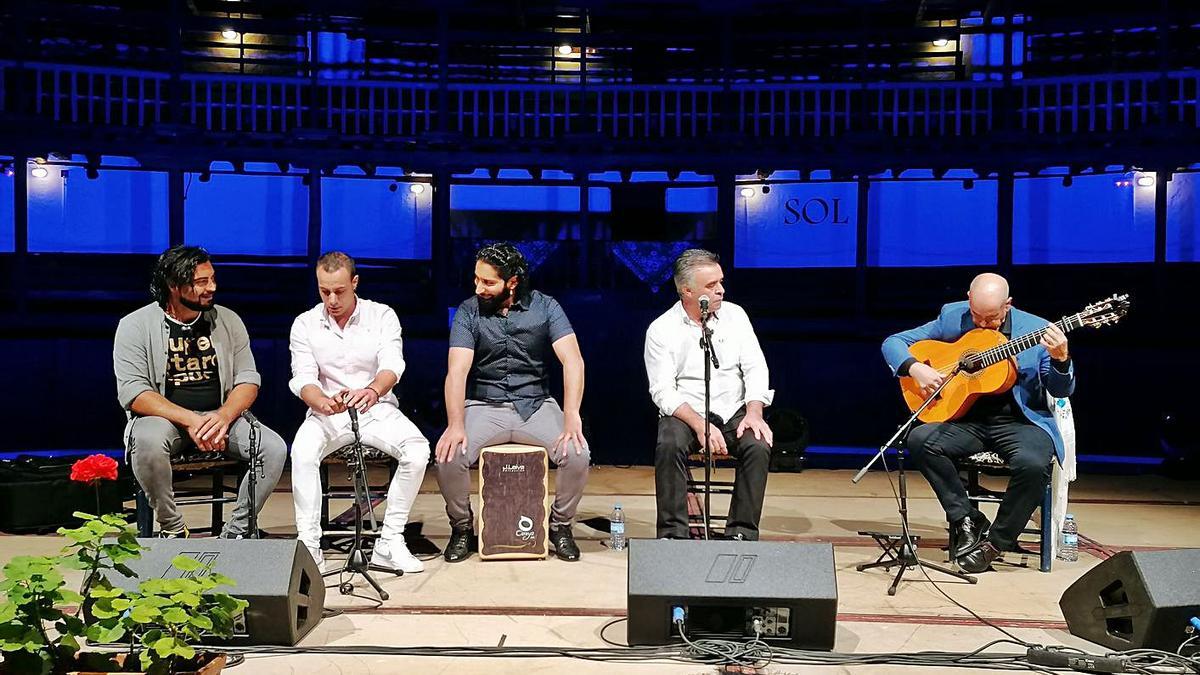 Aficionados al flamenco participan en el festival organizado por Unidos contra el Cáncer. | M. J. C.