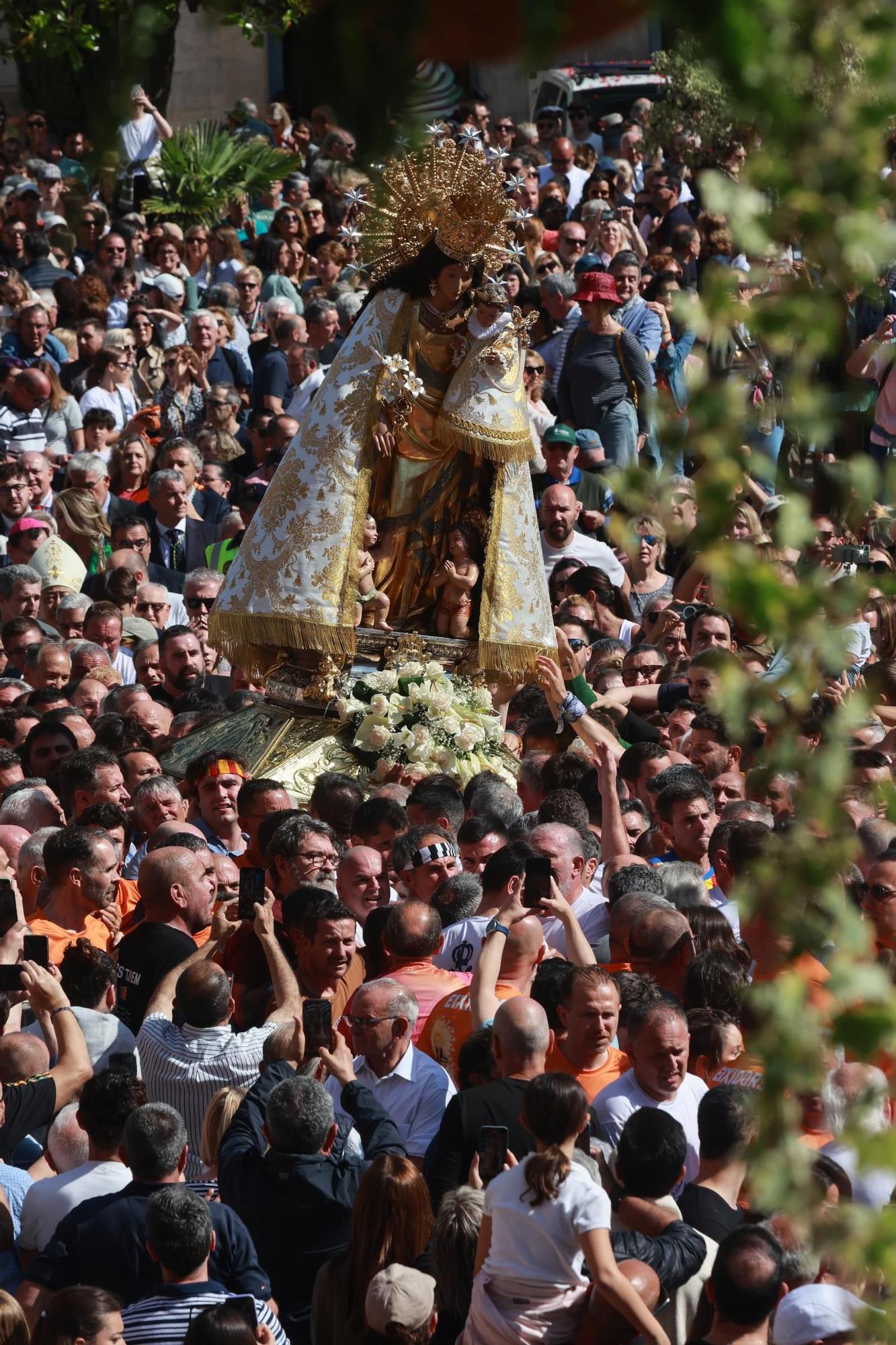 FOTOGALERÍA | Una multitud arropa a la Virgen de los Desamparados en su traslado a la Catedral