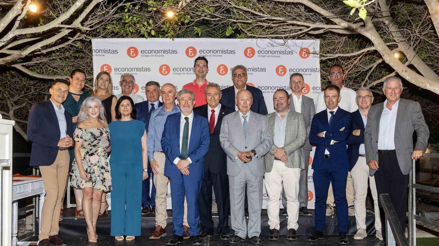 El Colegio de Economistas de Alicante homenajea a los colegiados con 25 y 50 años de trayectoria