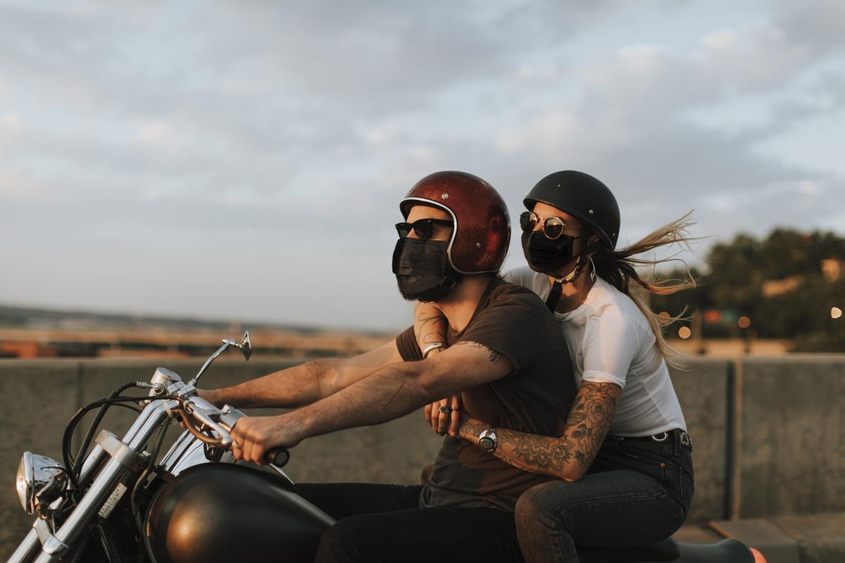 Una pareja viaja en moto.