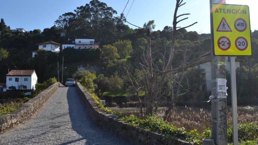 La señal en el puente del Pilar, en Ribadesella.