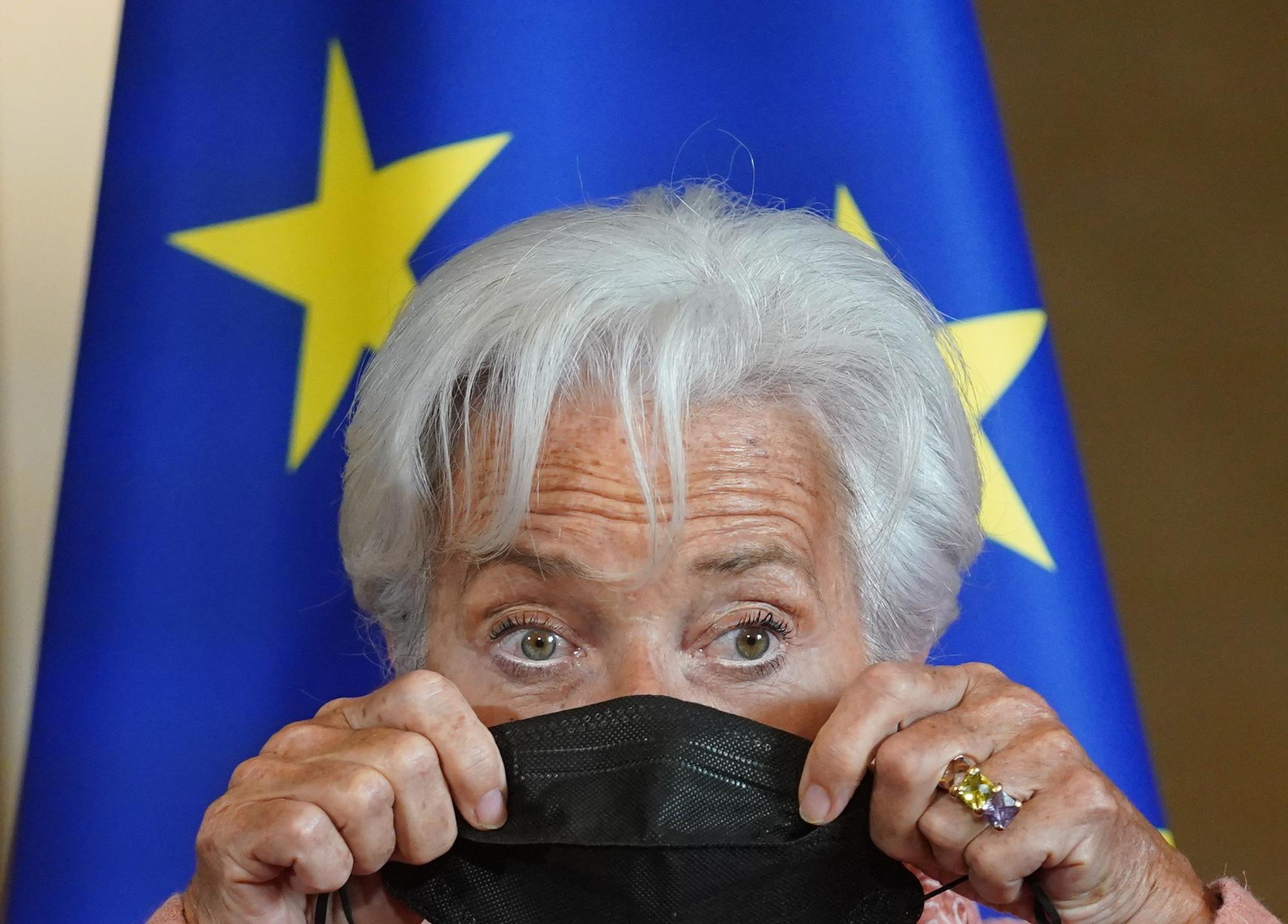 Archivo - FILED - 27 April 2022, Hamburg: Christine Lagarde, President of the European Central Bank (ECB), puts on an FFP2 mask after being greeted at City Hall. Photo: Marcus Brandt/dpa  27/04/2022 FILED - 27 April 2022, Hamburg: Christine Lagarde, President of the European Central Bank (ECB), puts on an FFP2 mask after being greeted at City Hall. Photo: Marcus Brandt/dpa ECONOMIA INTERNACIONAL Marcus Brandt/dpa  Marcus Brandt/dpa - Archivo