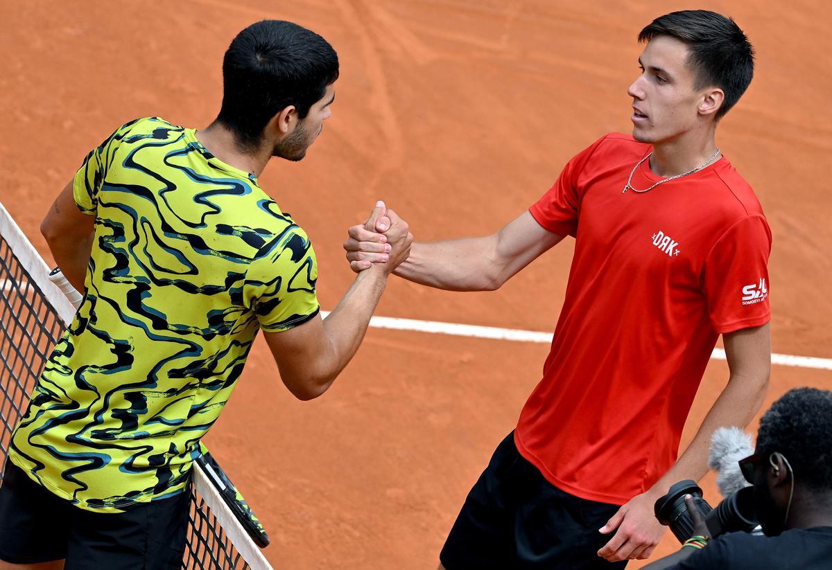 El tenista español Carlos Alcaraz felicita al húngaro Fabian Marozsan tras su victoria en el Masters 1.000 de Roma.