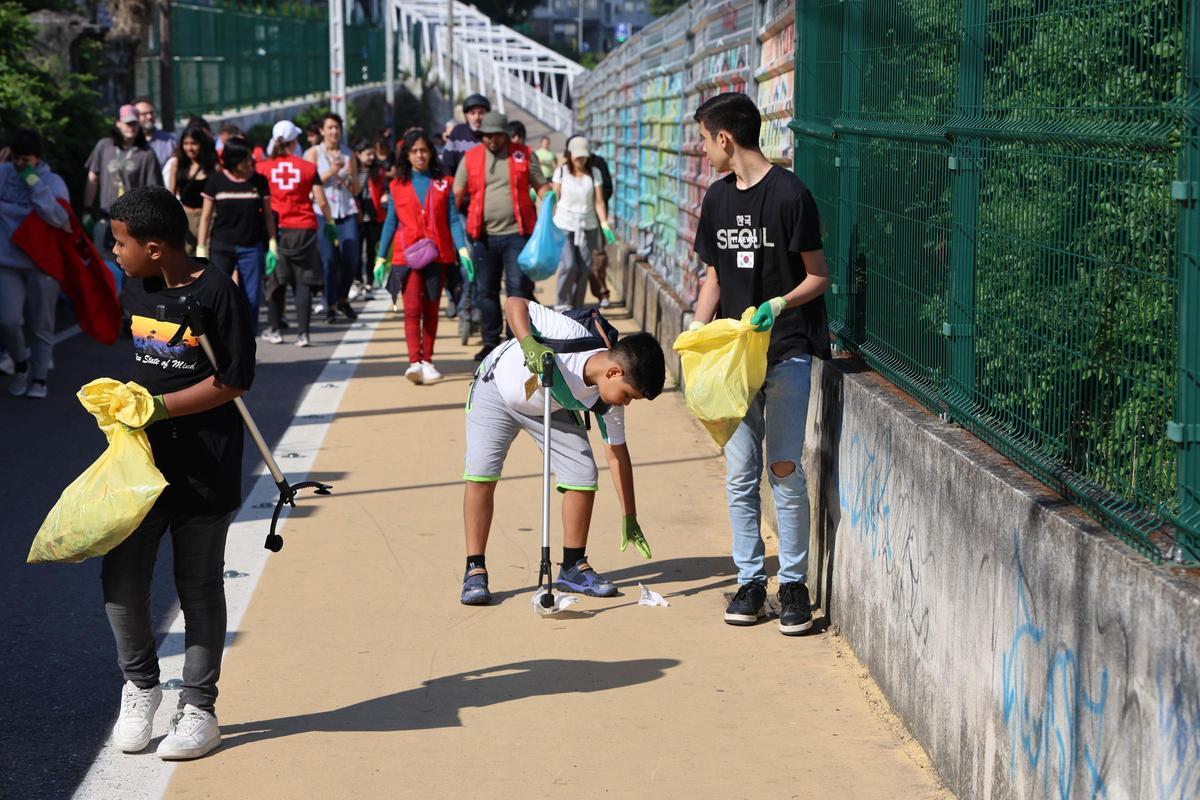 Voluntarios de Cruz Roja recogen basura en la Vía Verde