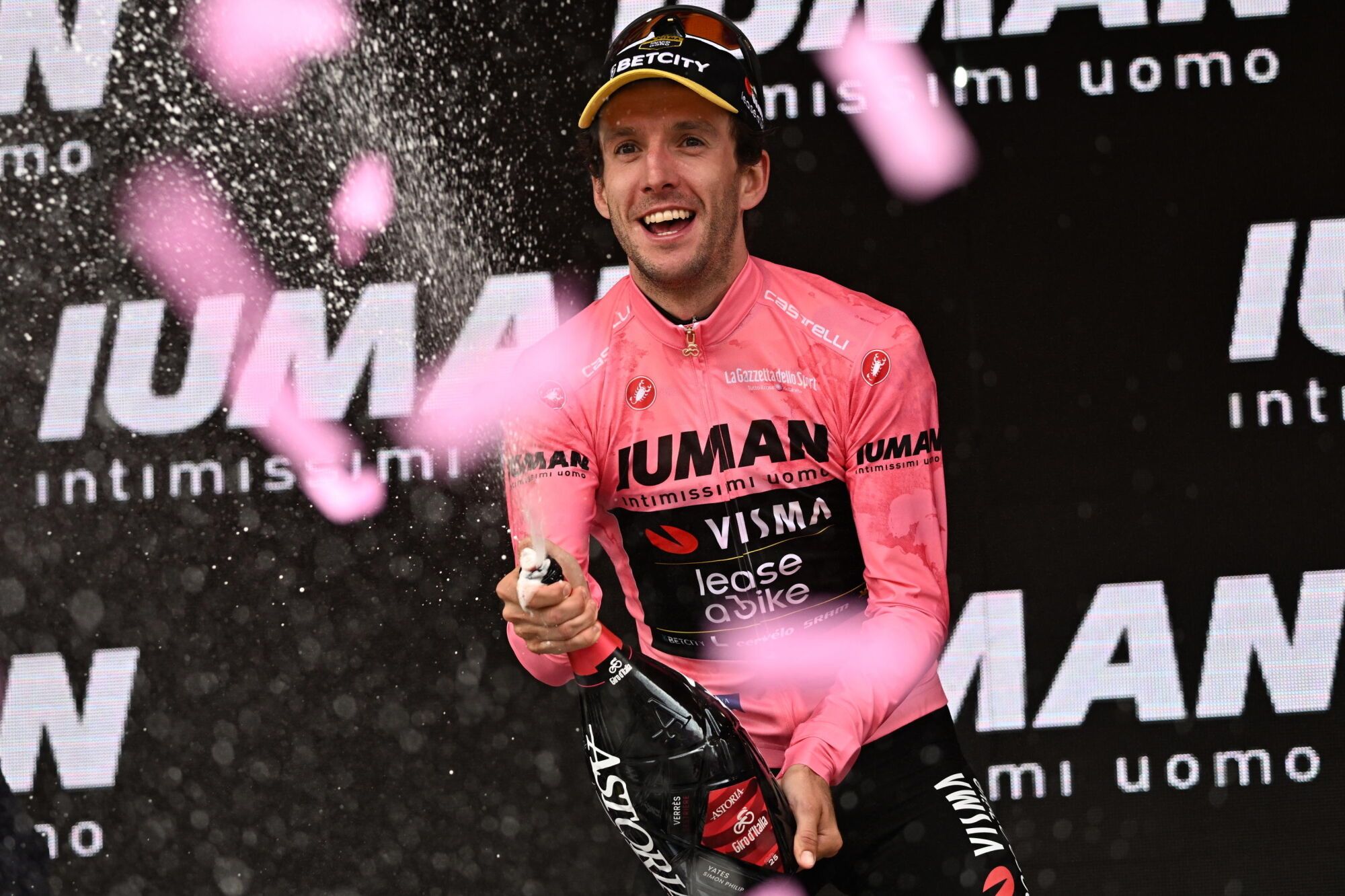 Sestriere (Italy), 31/05/2025.- Britain rider Simon Philip Yates of Team Visma | Lease a Bike celebrates on the podium wearing the overall leader's pink jersey after the 20th stage of the Giro d'Italia cycling race over 205 km from Verres to Sestriere, 31 May 2025. (Ciclismo, Italia, Reino Unido) EFE/EPA/LUCA ZENNARO