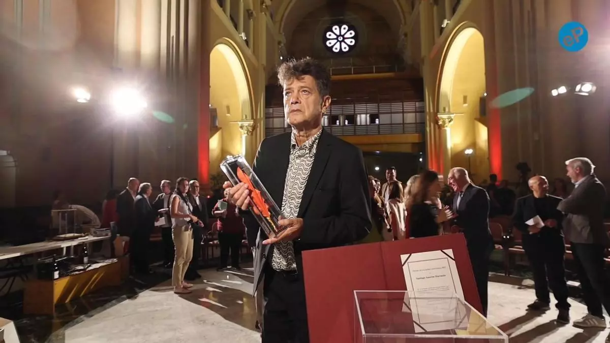Santiago Auserón recibe el Premio de las letras aragonesas con un brillante discurso: "Las artes y el pensamiento pueden ayudar a alumbrar esos caminos que el dominio técnico hoy parece oscurecer"