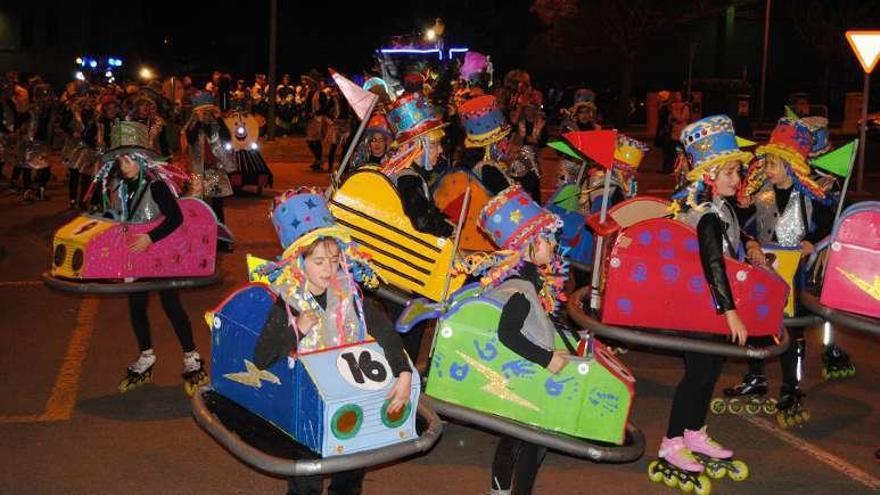 Arriba, coches de choque; junto a estas líneas, un pirata que lleva a una sirena, y abajo, un grupo tocando los tambores.