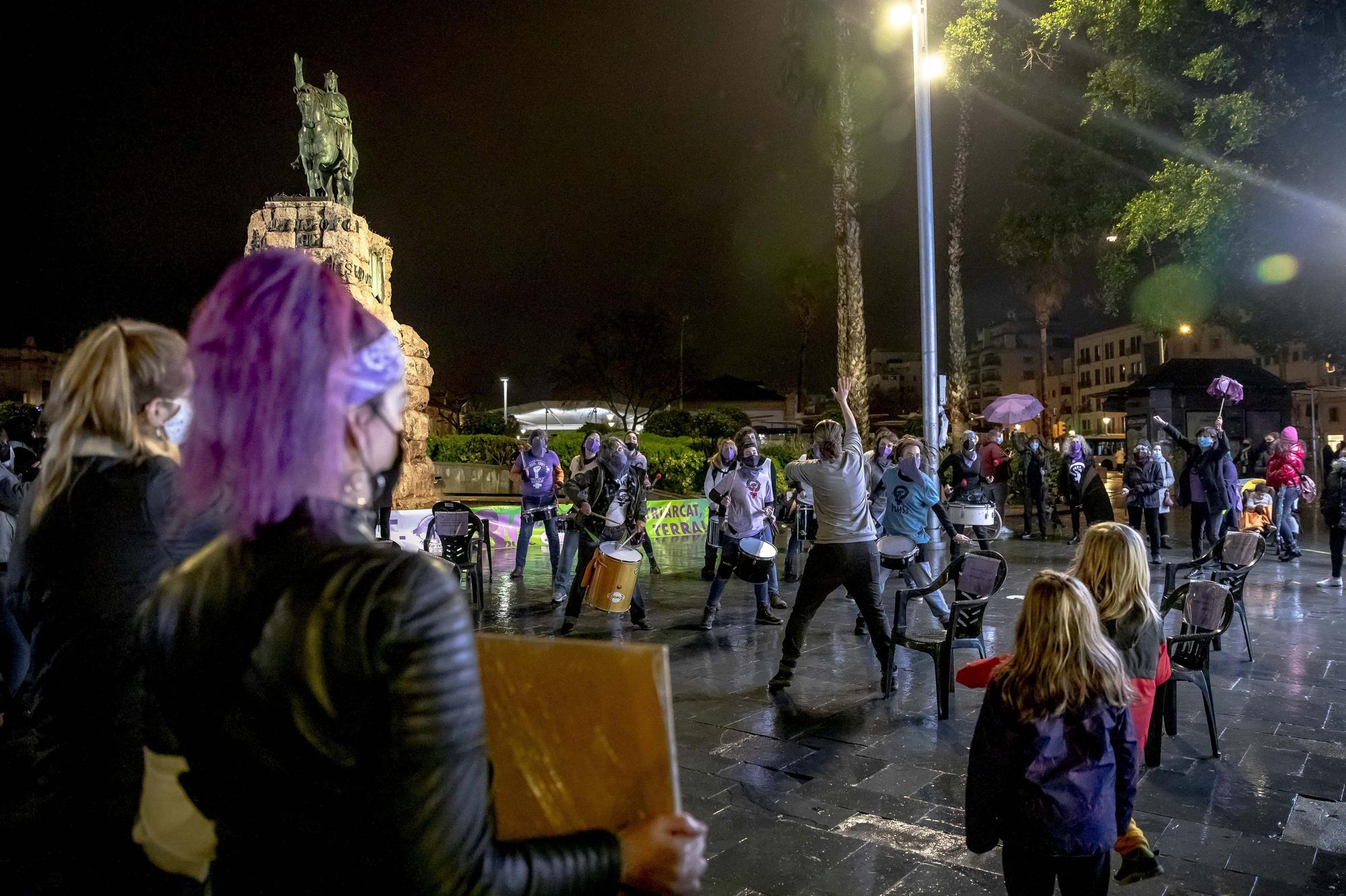 El Movimiento Feminista de Mallorca pide acabar con la brecha salarial y erradicar "la feminización de la pobreza"