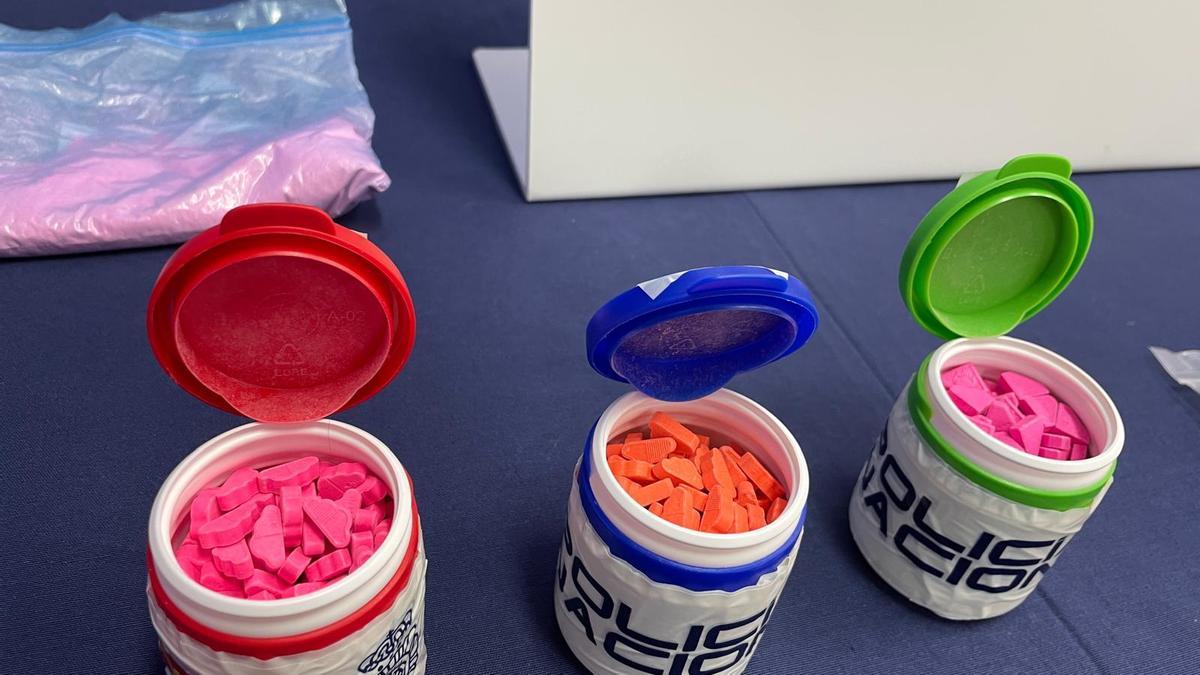 Una muestra de los botes de chicles en los que los narcos metían las pastillas de éxtasis para su exportación
