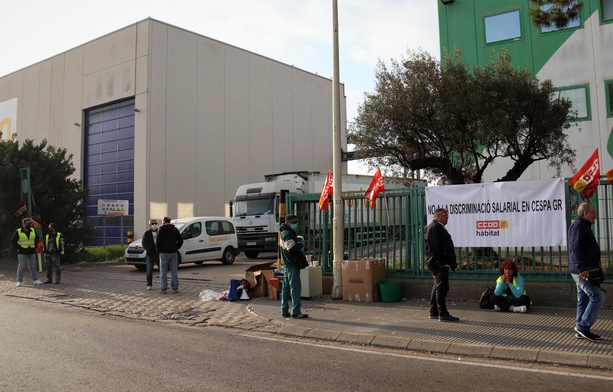 Més de la meitat de la plantilla de Cespa GR secunda la vaga de tres dies, segons CCOO Més de la meitat de la plantilla de Cespa GR secunda la vaga de tres dies, segons CCOO