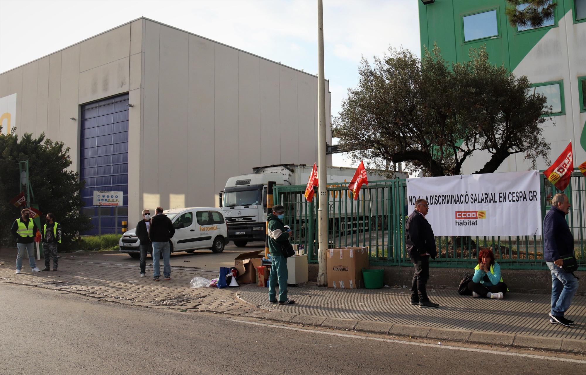 Un grupo de trabajadores de Cespa GR en huelga