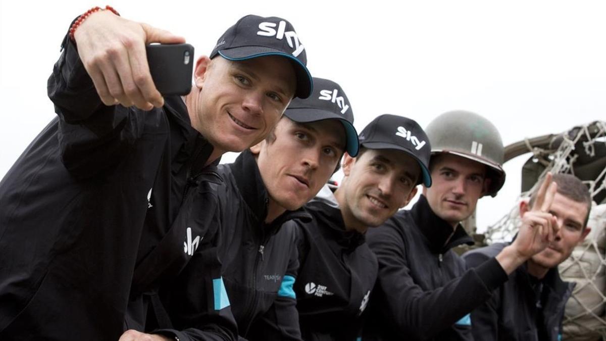 Chris Froome se fotografía junto a sus compañeros del equipo Sky durante la presentación de las escuadras del Tour 2016.