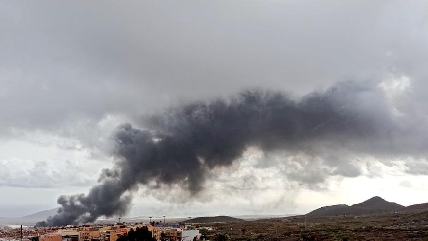 Declarado un incendio "de grandes proporciones" en un desguace en Granadilla