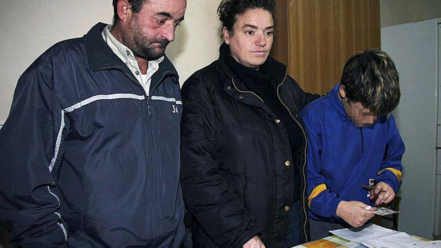 Condenada. María Saliente, su esposo y su hijo David, en el domicilio familiar de Pozo Alcón (Jaén).