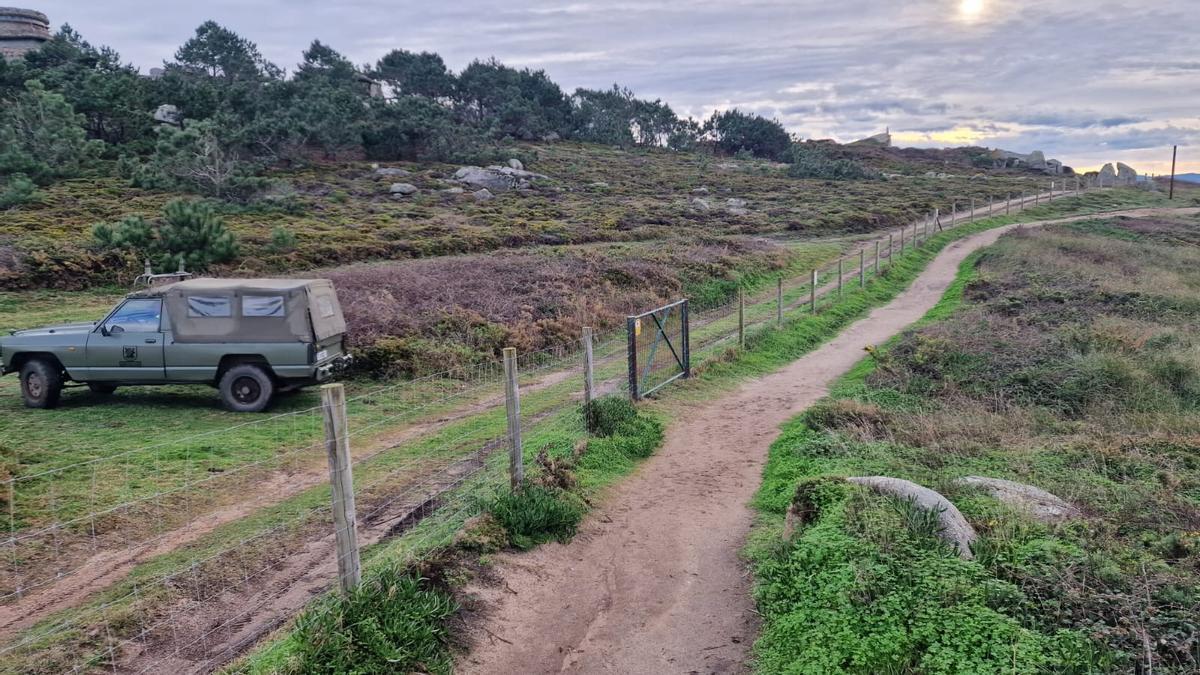 El sendero actual avanza paralelo al cierre perimetral de la batería militar.